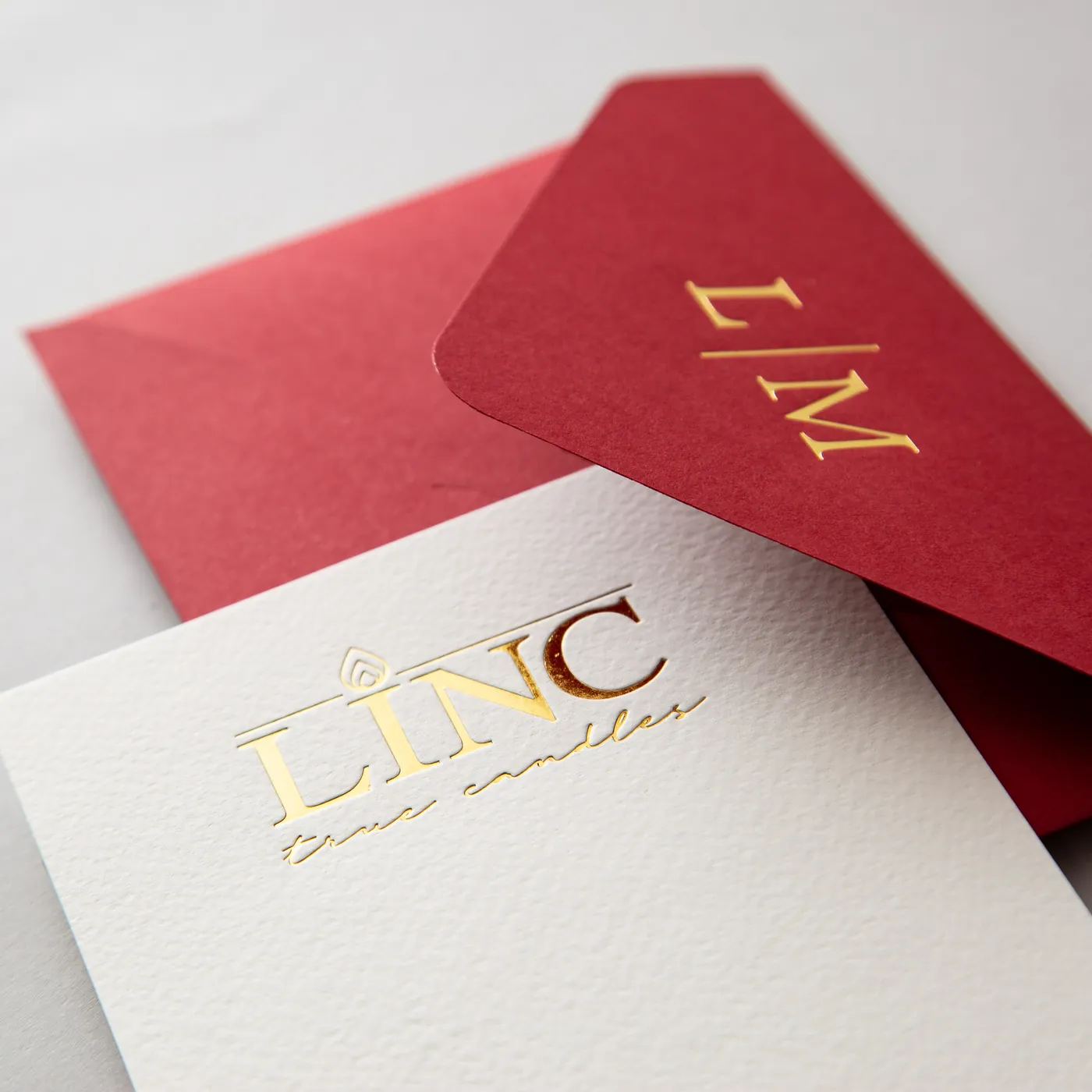 Bordo kartica sa zlatotiskom logotipa i monograma